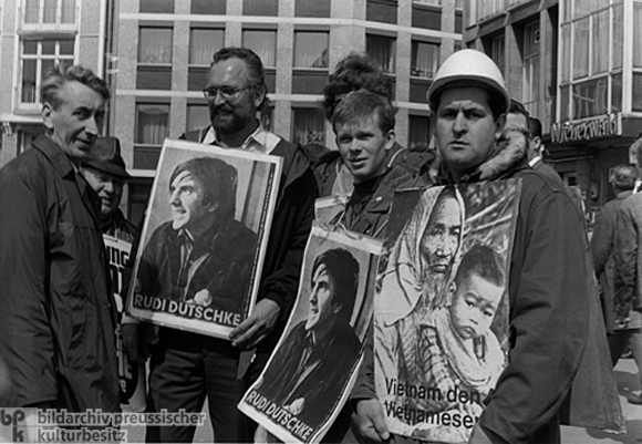 Eine Demonstration nach dem Attentat auf Rudi Dutschke (April 1968)